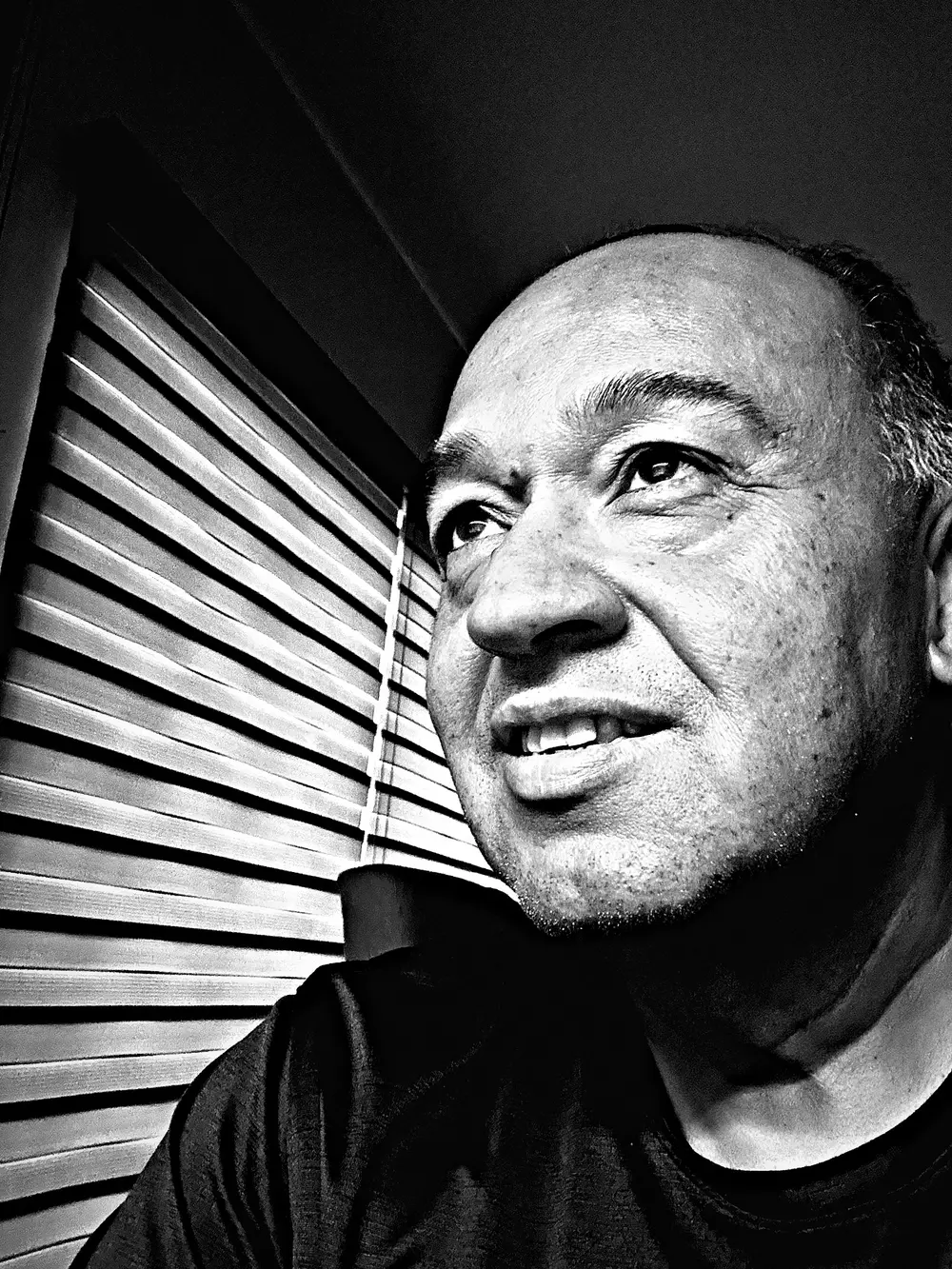 Julio César Araujo Aispuro en retrato editorial